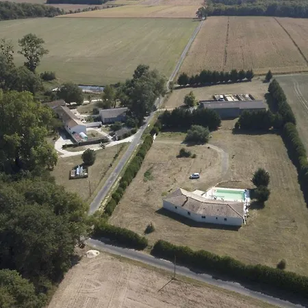 Les Roses Tremieres Sainte-Gemme (Charente-Maritime)